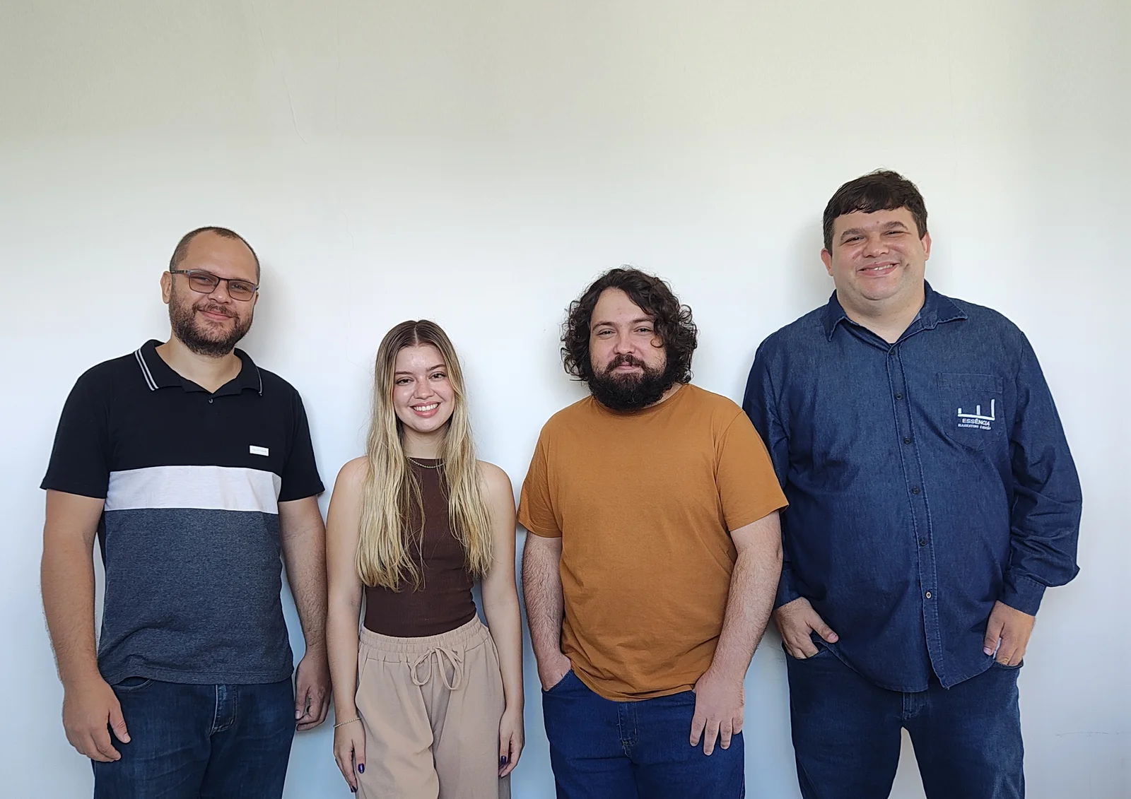 Equipe de marketing trabalhando em estratégias